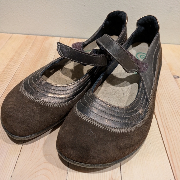 Naot Brown Mary Jane Flats Size 7.5 - Picture 1 of 7